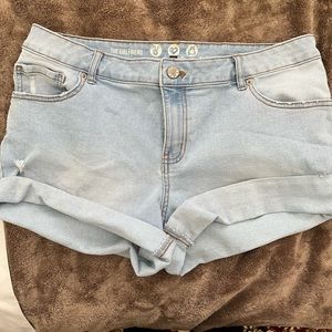 Rewash mid rise denim shorts in light wash